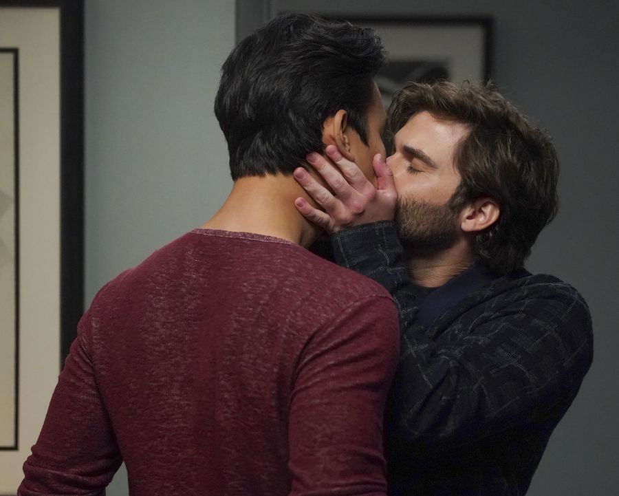 Nico Kim (Alex Landi) et Levi Schmitt (Jake Borelli) qui s'embrassent