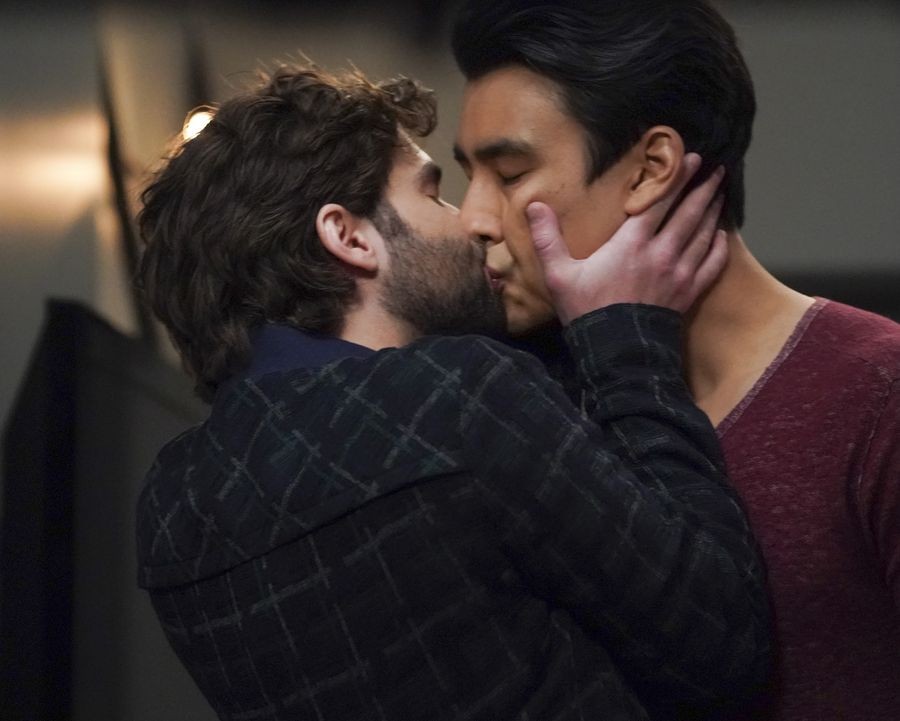 Nico Kim (Alex Landi) et Levi Schmitt (Jake Borelli) qui s'embrassent