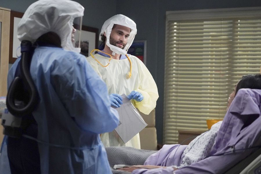 Miranda Bailey (Chandra Wilson), Levi Schmitt (Jake Borelli) et leur patiente 