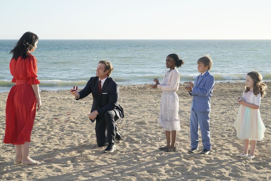Amelia Shepherd (Caterina Scorsone) et Link (Chris Carmack) sur la plage avec les enfants de Meredith