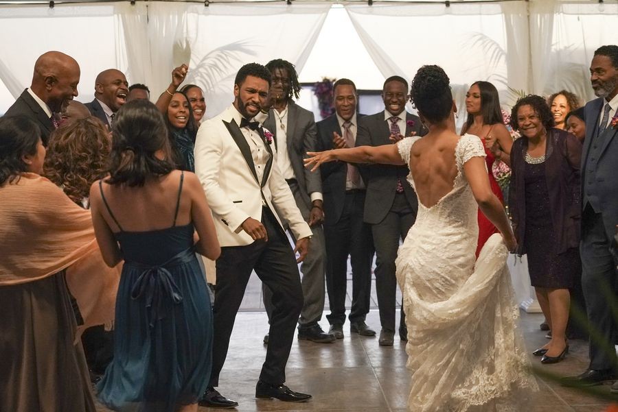 Maggie Pierce (Kelly McCreary) et Winston Ndugu (Anthony Hill) qui dansent à leur mariage