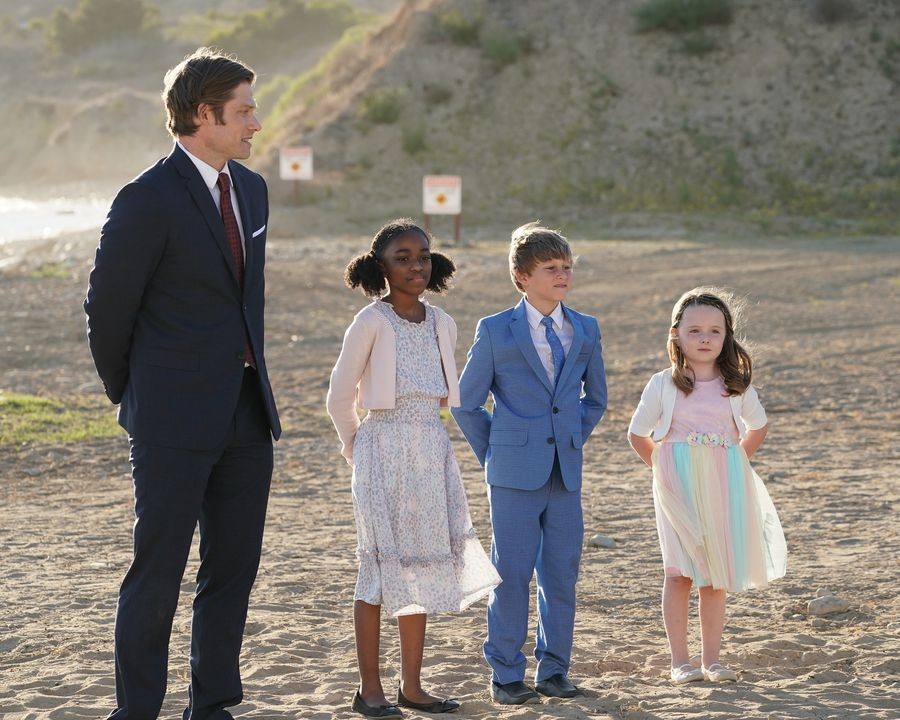 Link (Chris Carmack) avec les enfants de Meredith sur la plage