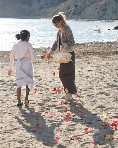 Meredith Grey (Ellen Pompeo) et sa fille Zola sur la plage