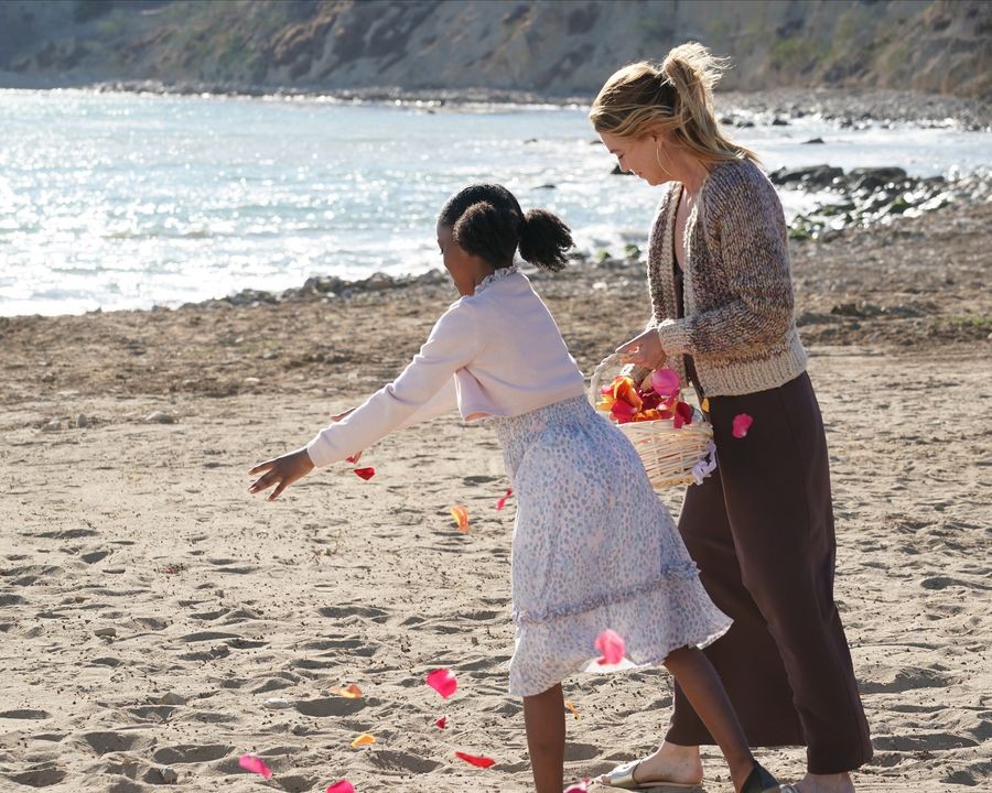 Meredith Grey (Ellen Pompeo) et sa fille Zola sur la plage