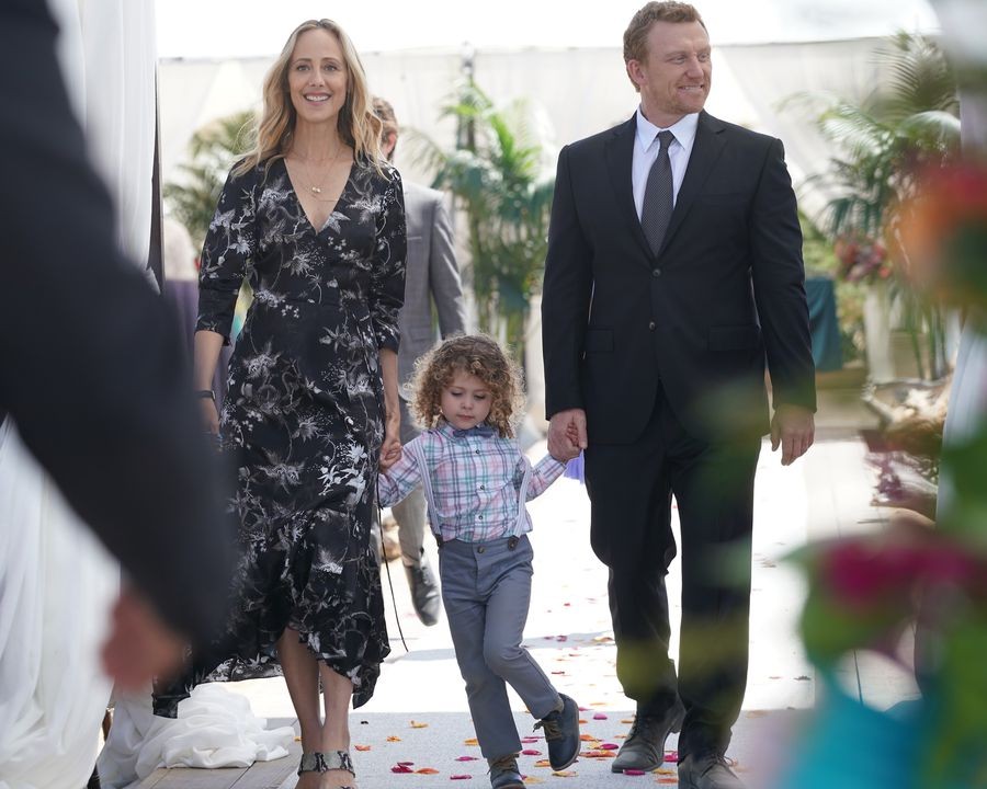 Teddy Altman (Kim Raver) et Owen Hunt (Kevin McKidd) avec leur fille au mariage
