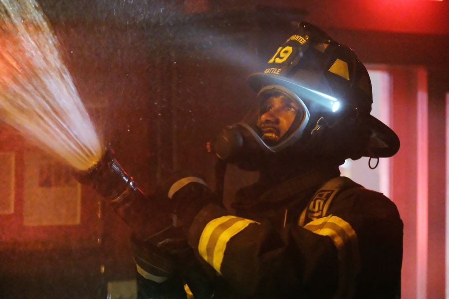 Robert Sullivan (Boris Kodjoe) essaie d'éteindre le feu