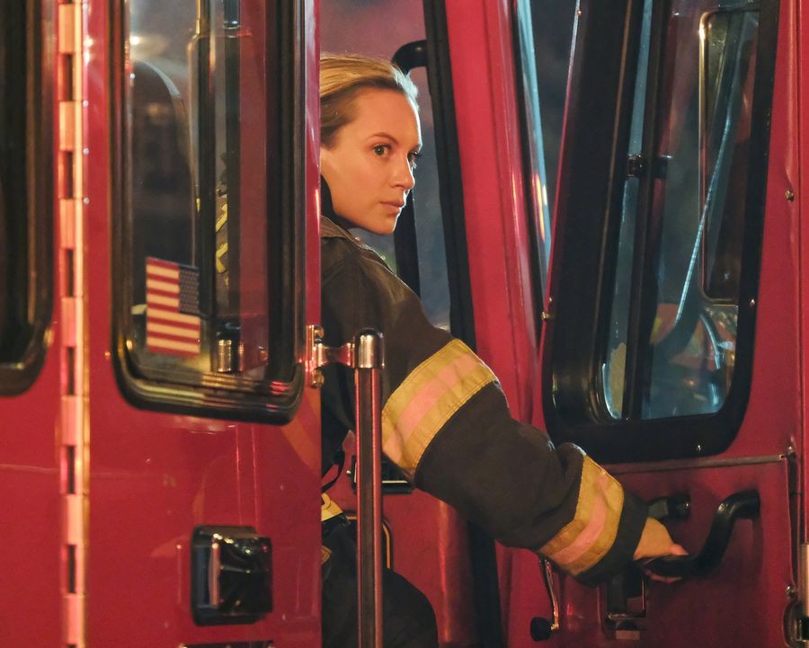 Maya Bishop (Danielle Savre) entre dans le camion