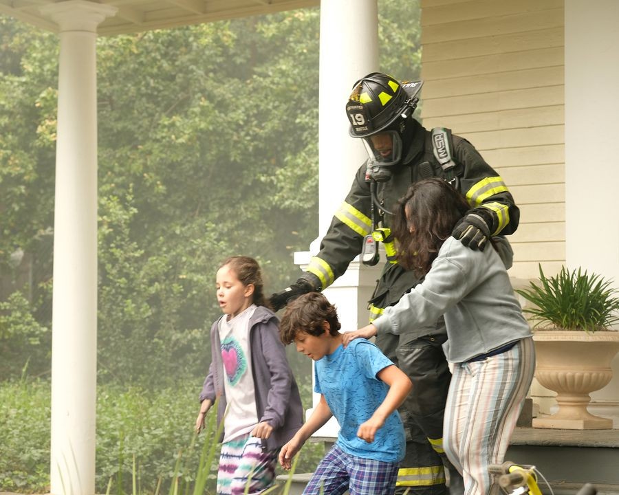 Robert Sullivan (Boris Kodjoe) aide des enfants à sortir de la maison en feu