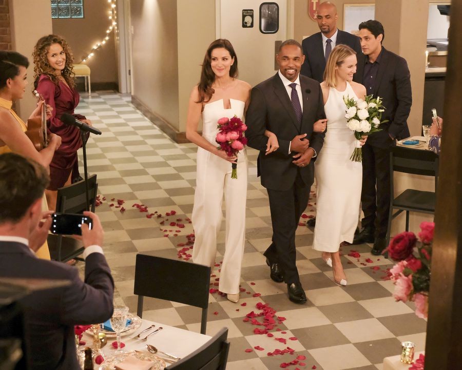 Ben Warren (Jason George) conduit Carina DeLuca (Stefania Spampinato) et Maya Bishop (Danielle Savre) pour leur mariage