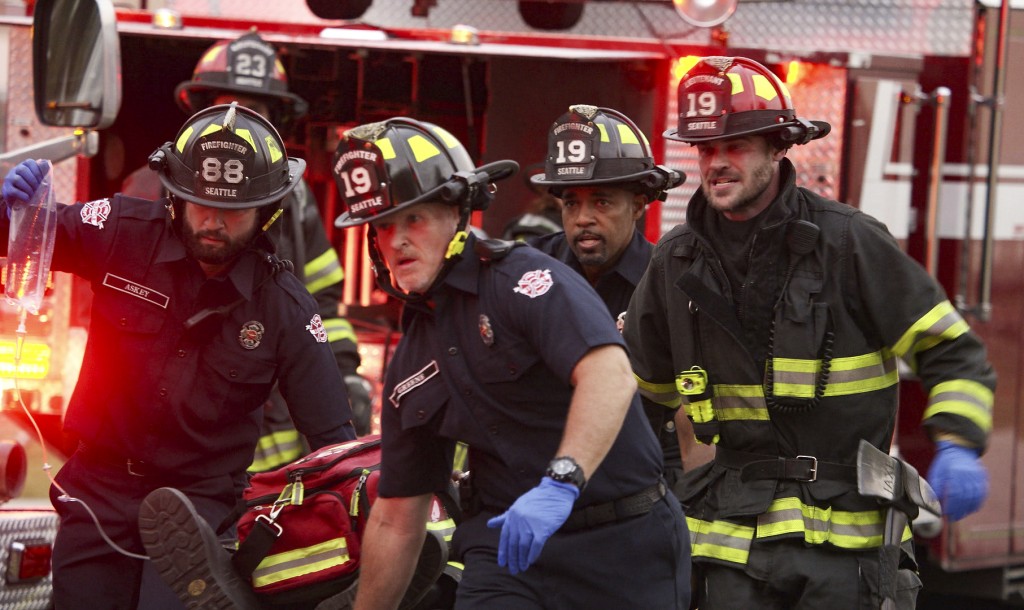 Ben Warren (Jason George), Jack Gibson (Grey Damon) et d'autres pompiers transportent un blessé