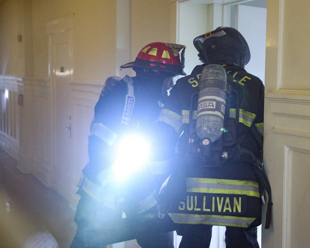 Robert Sullivan (Boris Kodjoe) et un autre pompier s'apprêtent à entrer dans une pièce