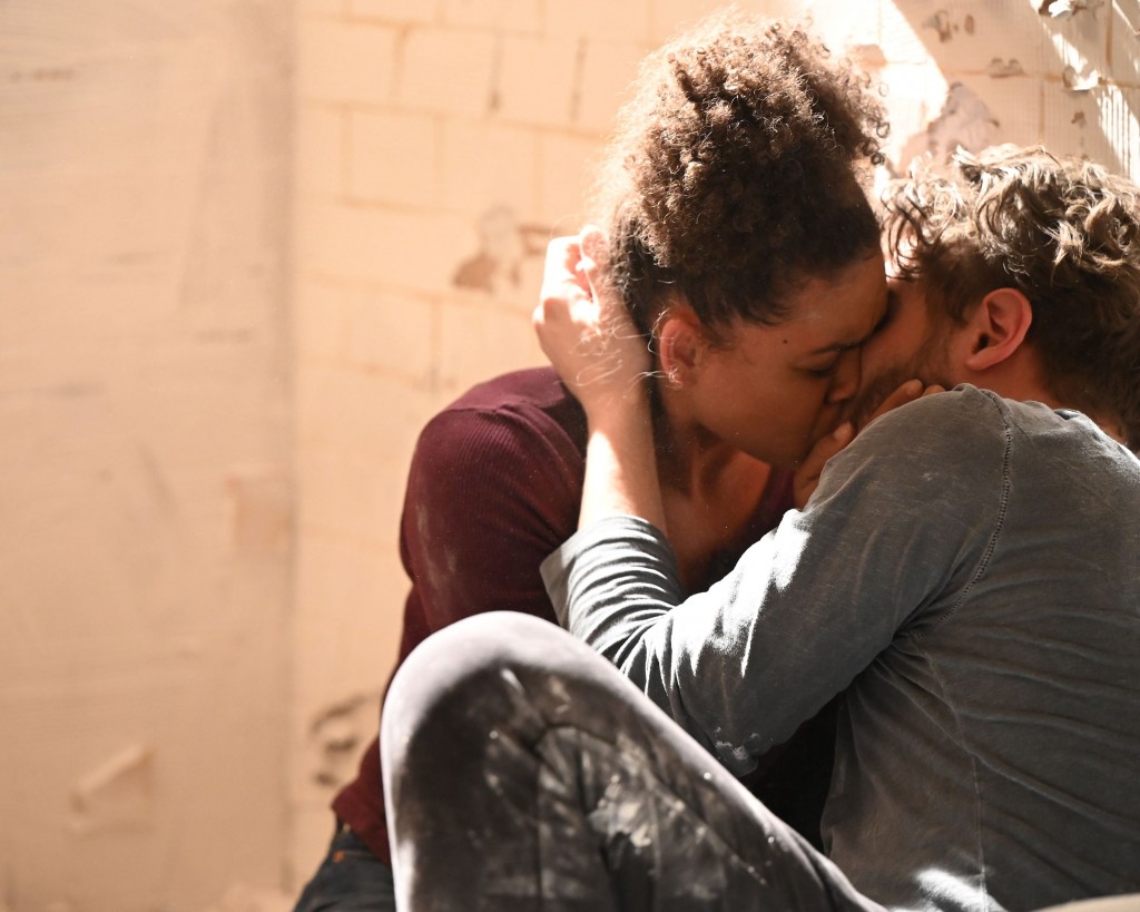 Victoria Hughes (Barrett Doss) et Jack Gibson (Grey Damon) s'embrassent
