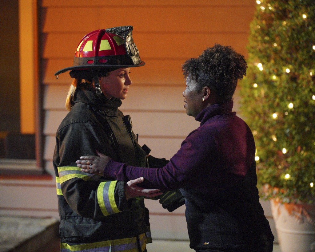 Maya Bishop (Danielle Savre) réconforte une femme (jouée par Stacie Greenwell)