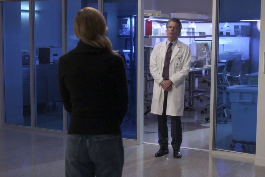 Meredith Grey (Ellen Pompeo) et le docteur Hamilton (Peter Gallagher)