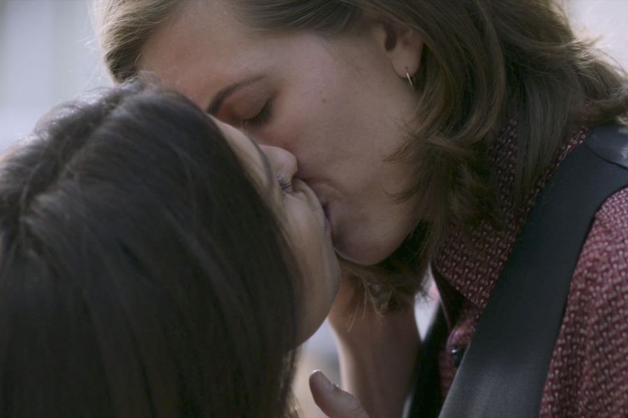Kai Bartley (E.R. Fightmaster), et Amelia Shepherd (Caterina Scorsone) qui s'embrassent 