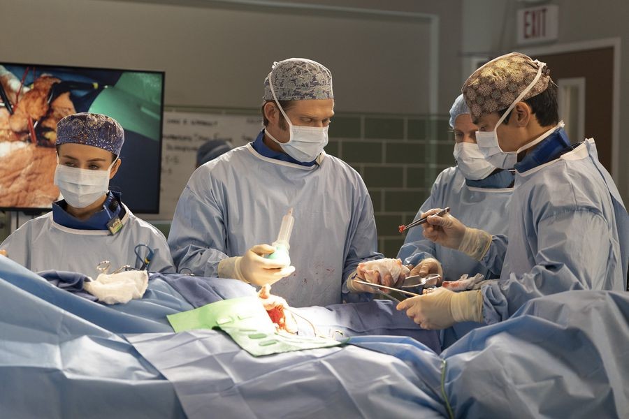 Les médecins qui pratiquent une chirurgie 