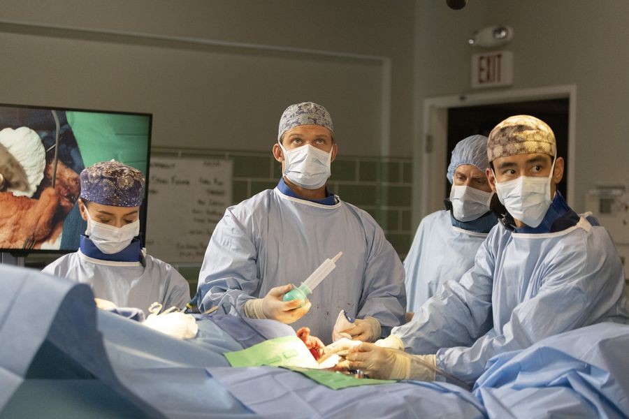 Amelia Shepherd (Caterina Scorsone), Link (Chris Carmack) et Nico Kim (Alex Landi) qui pratiquent une chirurgie 