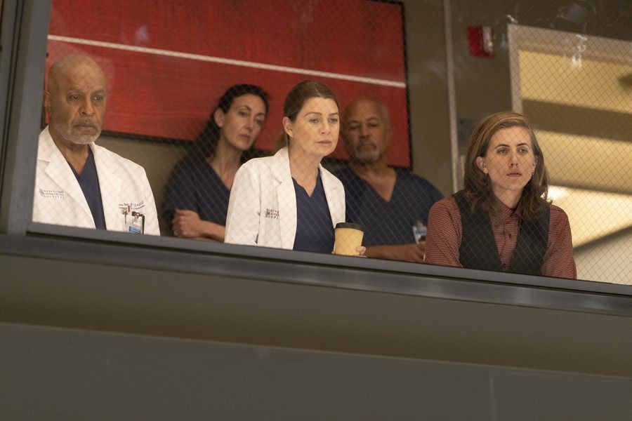 Meredith Grey (Ellen Pompeo), Richard Webber (James Pickens Jr) et Kai Bartley (E.R Fightmaster) qui regardent une chirurgie 