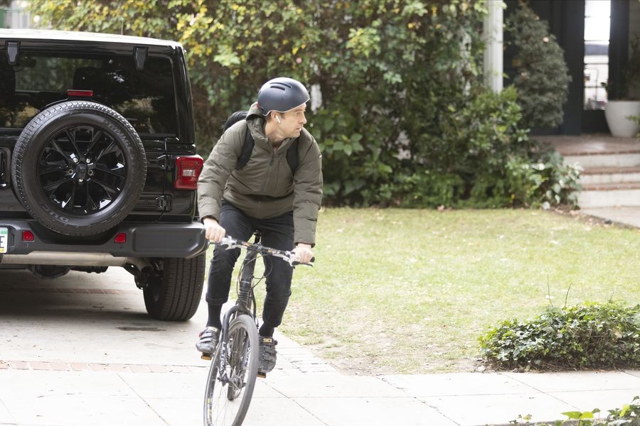 Nick Marsh (Scott Speedman) à vélo 