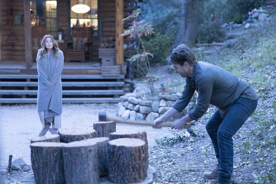 Meredith Grey (Ellen Pompeo) et Nick Marsh (Scott Speedman) qui coupe du bois 