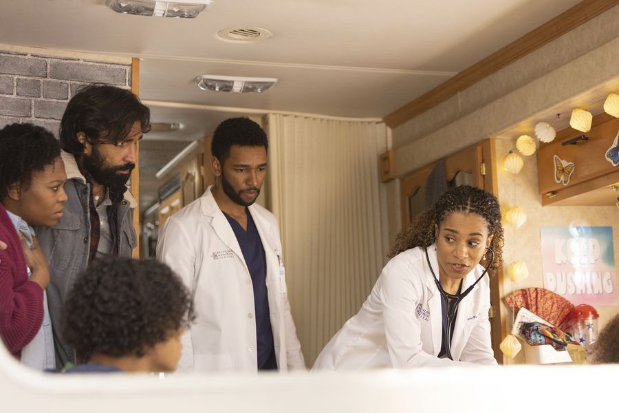 Maggie Pierre (Kelly McCreary), Winston Ndugu (Anthony Hill) et sa famille 
