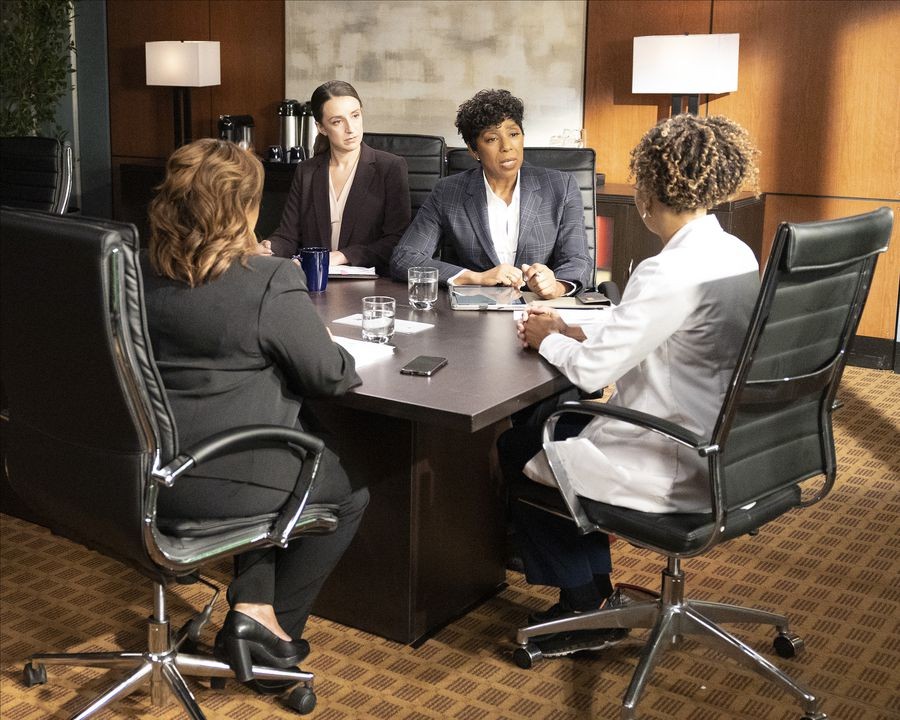 Miranda Bailey (Chandra Wilson) et Maggie Pierce (Kelly McCreary) en réunion 