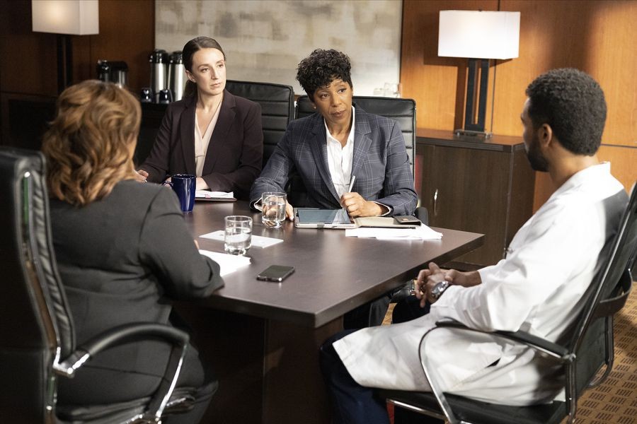 Miranda Bailey (Chandra Wilson) avec les consultants 