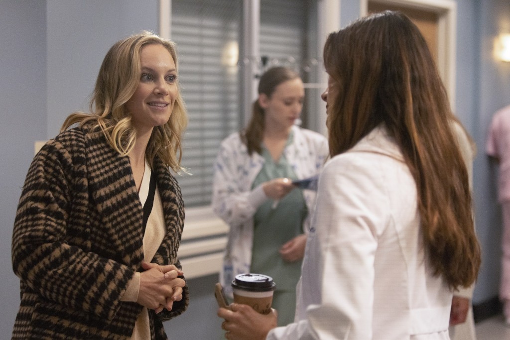 Carina DeLuca (Stefania Spampinato) et Maya Bishop (Danielle Savre) discutent dans les couloirs de l'hôpital