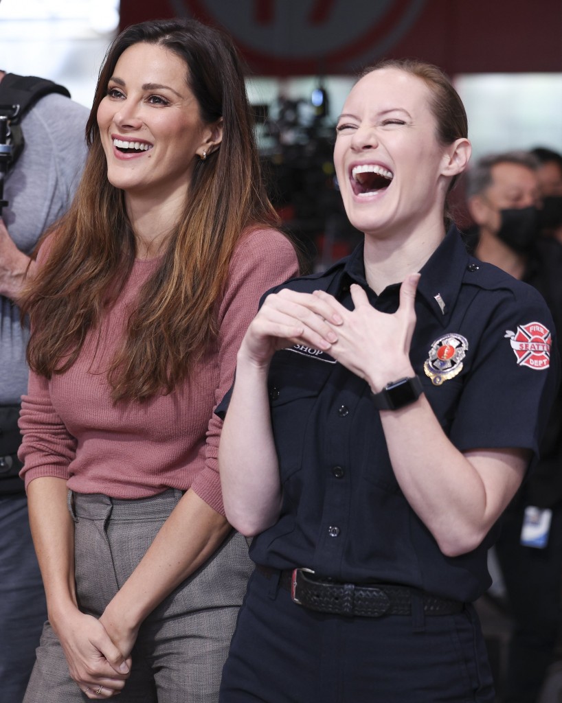 Carina DeLuca (Stefania Spampinato) et Maya Bishop (Danielle Savre) rigolent
