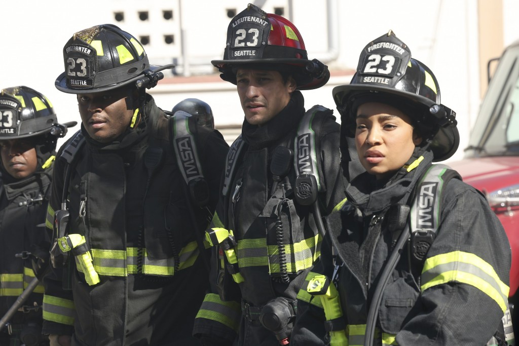 Deja Duval (Natasha Ward), Theo Ruiz (Carlos Miranda) et un autre pompier de la 23