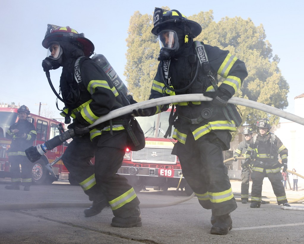 Deux pompiers combattent un feu