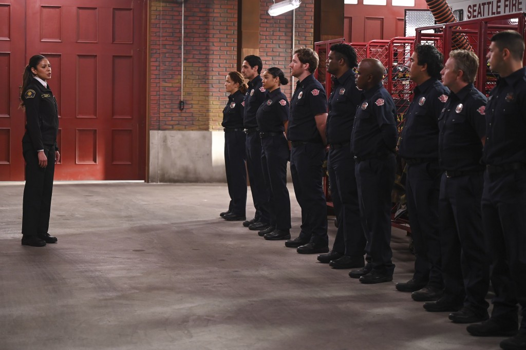 Natasha Ross (Merle Dandridge) parle aux pompiers
