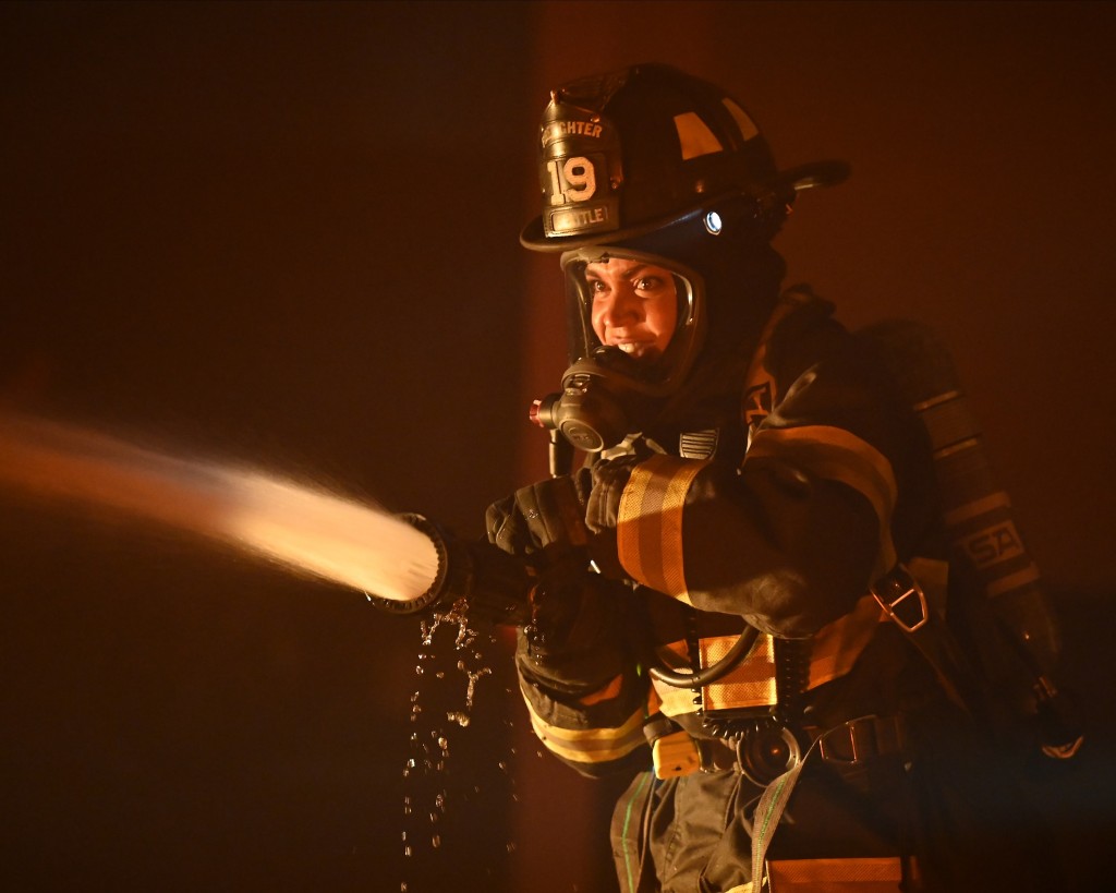 Victoria Hughes (Barrett Doss) contre les flammes
