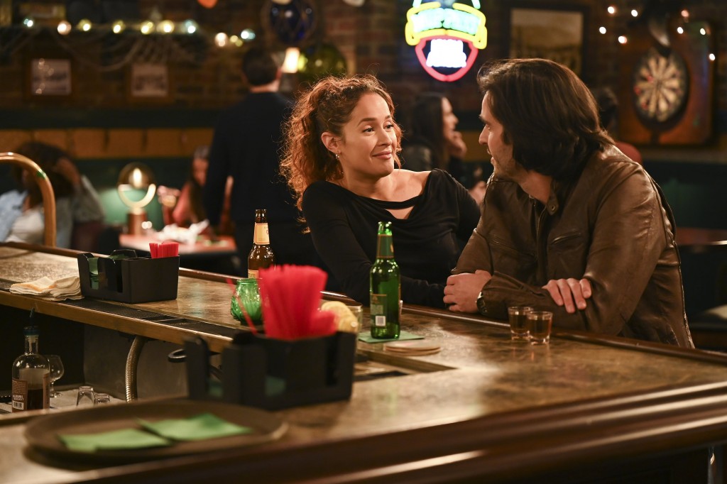 Andy Herrera (Jaina Lee Ortiz) discute avec un homme au bar