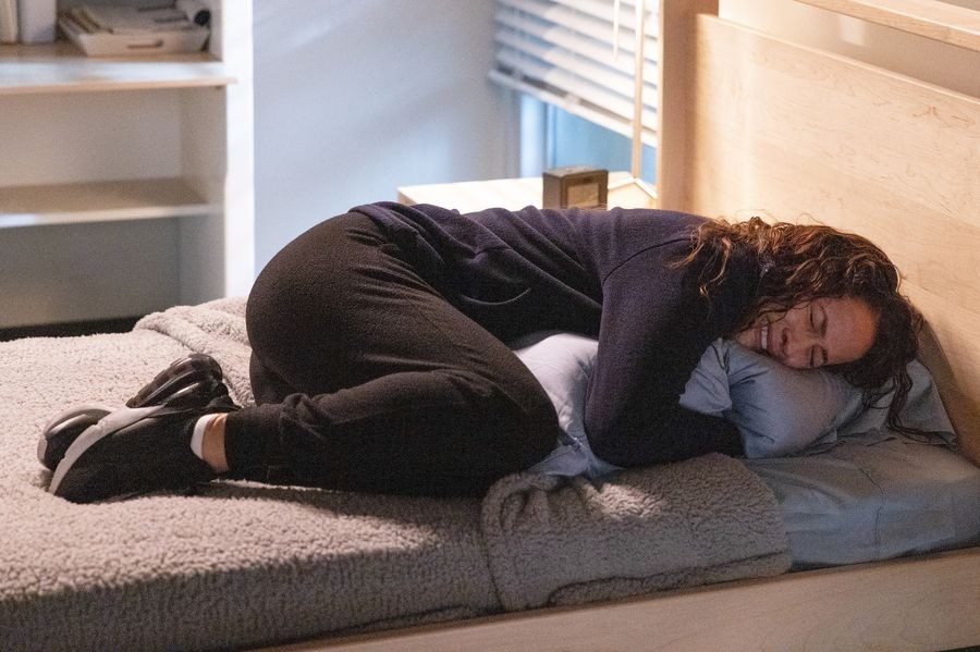 Andy Herrera (Jaina Lee Ortiz) est en larmes dans son lit