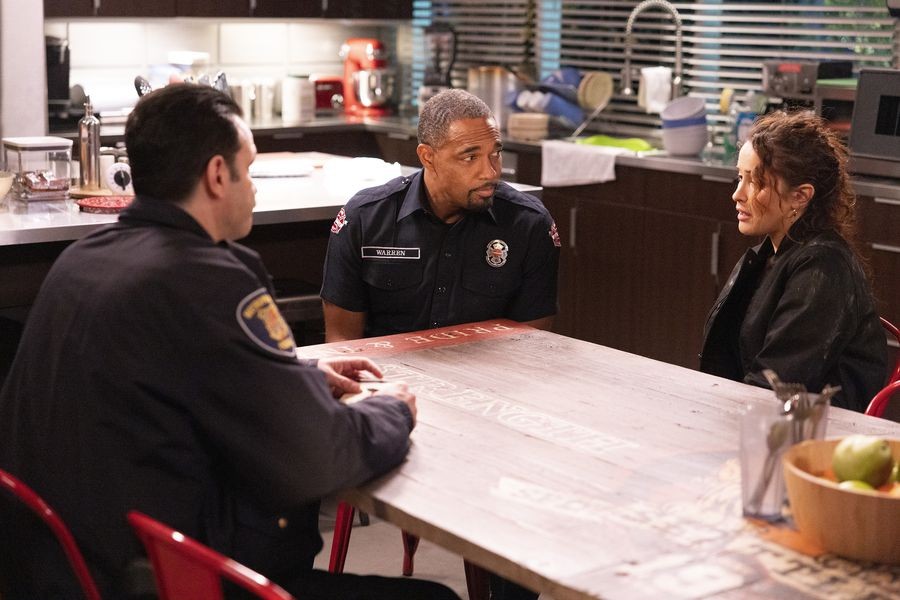 Andy Herrera (Jaina Lee Ortiz) est interrogée par la police et conseillée par Ben Warren (Jason George)