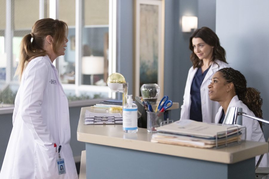 Meredith Grey (Ellen Pompeo), Amelia Shepherd (Caterina Scorsone), et Maggie Pierce (Kelly McCreary)