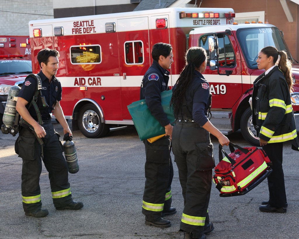 Natasha Ross (Merle Dandridge) parle aux pompiers de la Station 19 sur le terrain