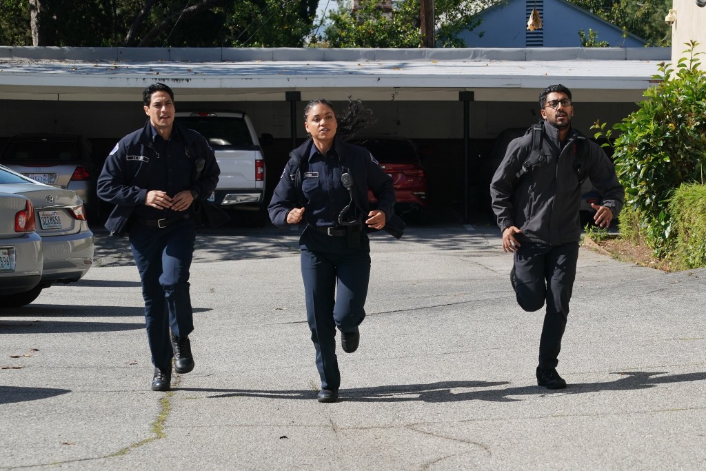 Theo Ruiz (Carlos Miranda) et Victoria Hughes (Barrett Doss) courent sur les lieux de l'intervention de Crisis One