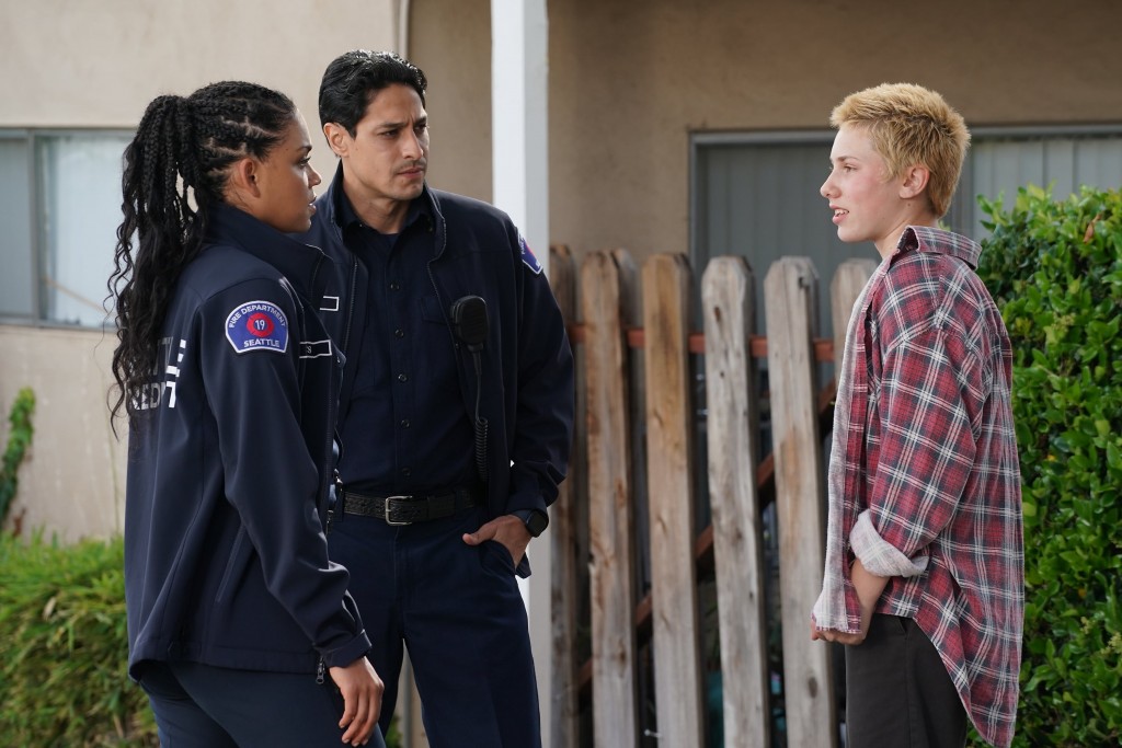 Victoria Hughes (Barrett Doss) et Theo Ruiz (Carlos Miranda) discutent avec l'adolescent