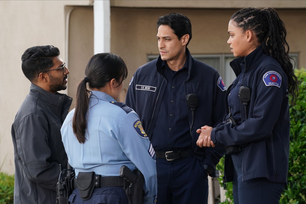 Theo Ruiz (Carlos Miranda) et Victoria Hughes (Barrett Doss) discutent des possibilités avec la police