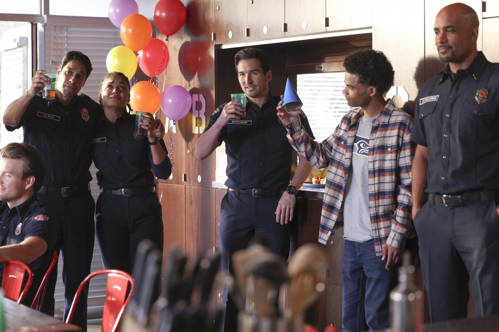 Theo Ruiz (Carlos Miranda), Victoria Hughes (Barrett Doss) et Travis Montgomery (Jay Hayden) lèvent leurs verres