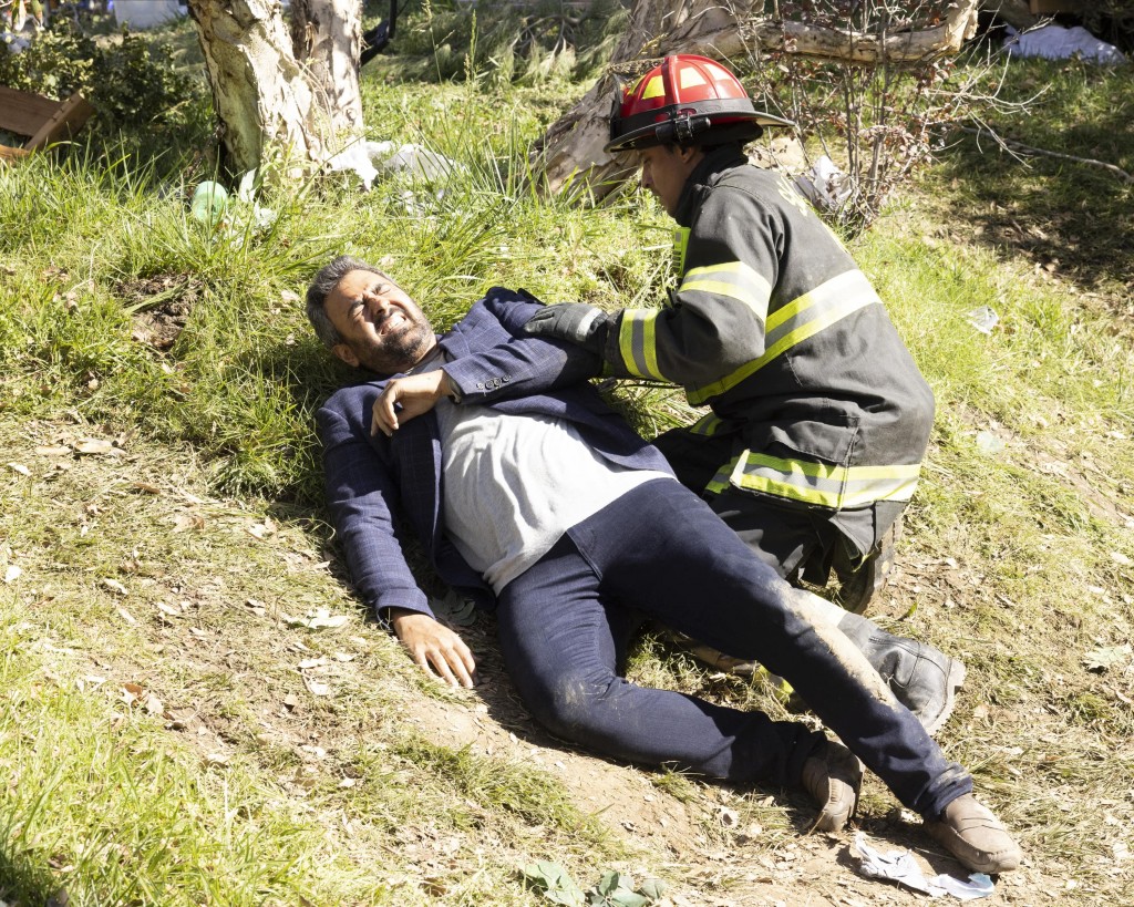 Theo Ruiz (Carlos Miranda) vient en aide à un homme tombé au sol