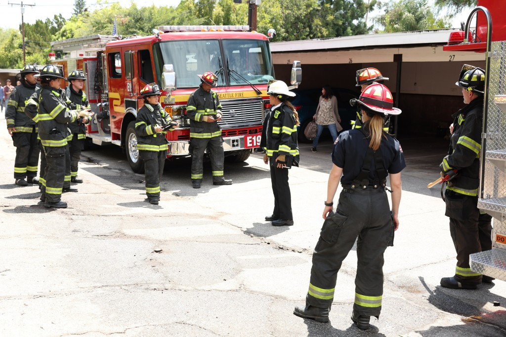 Natasha Ross (Merle Dandridge) parle au pompiers sur les lieux de leur intervention