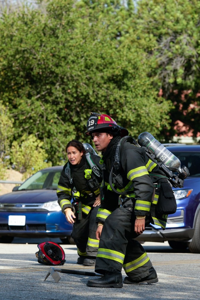 Theo Ruiz (Carlos Miranda) et Andy Herrera (Jaina Lee Ortiz) se montrent prudents sur le lieux de l'accident