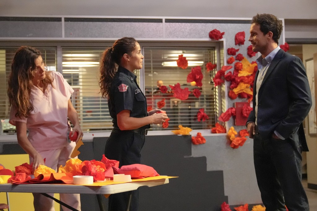 Carina DeLuca (Stefania Spampinato) et Andy Herrera (Jaina Lee Ortiz) face à un homme