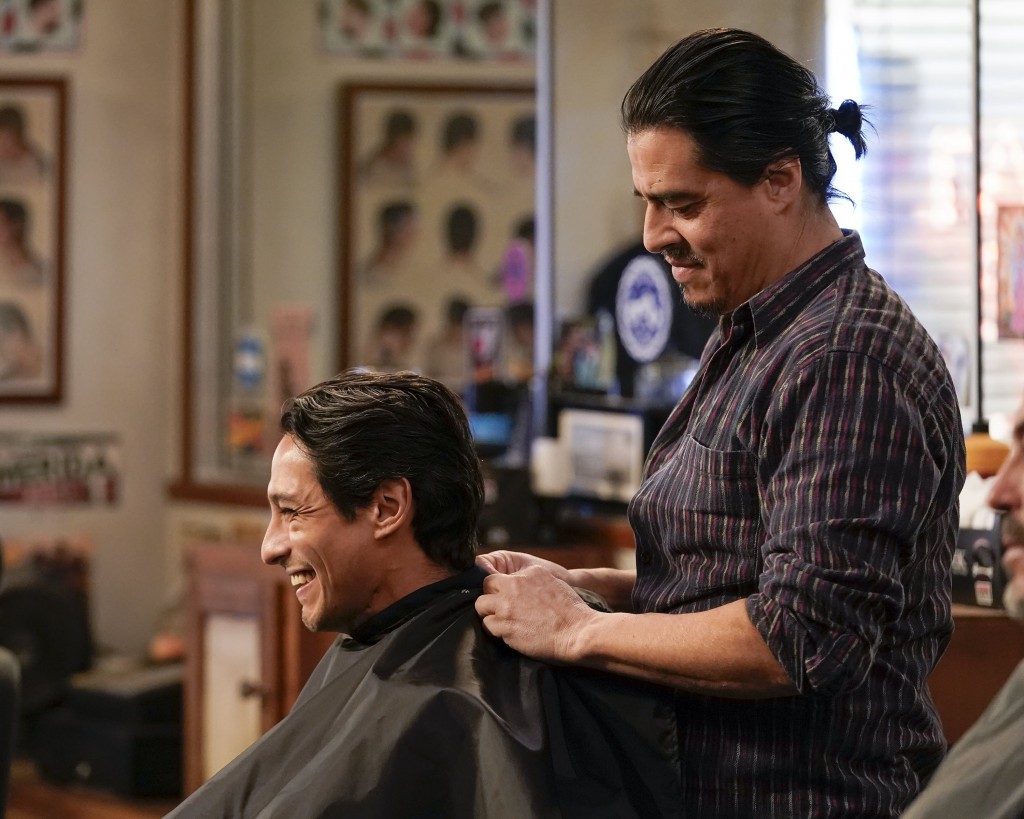 Theo Ruiz (Carlos Miranda) est chez le coiffeur