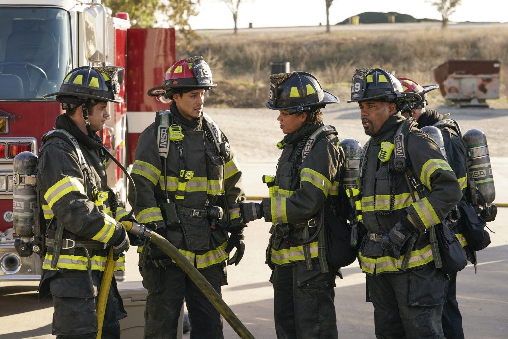 Theo Ruiz (Carlos Miranda), Victoria Hughes (Barrett Doss), Ben Warren (Jason George) et d'autres en tenues de pompier