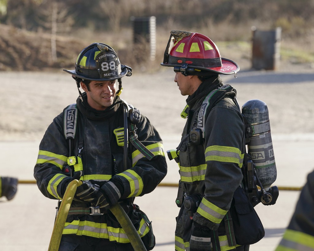 Theo Ruiz (Carlos Miranda) et un autre pompier