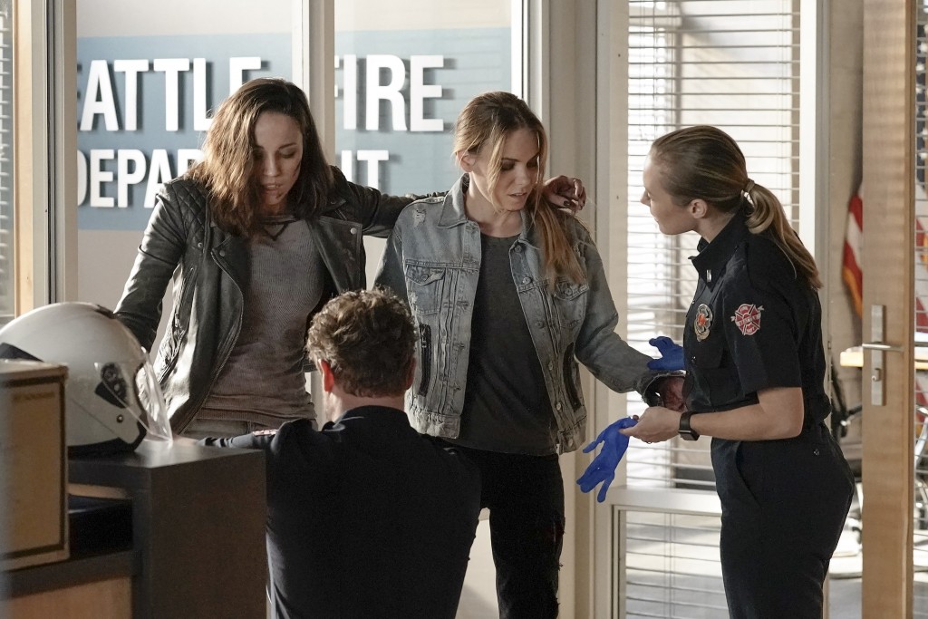 Jack Gibson (Grey Damon) et Maya Bishop (Danielle Savre) accueillent Brooke (Anna Daines) et son amie Clara (Chloe Lanier)